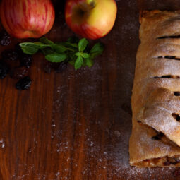 Domáci jablkový závin z kysnutého cesta