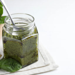 Čo robiť so zvyšnou vňaťou zo zeleniny? Vyskúšajte z nej pripraviť výborné pesto