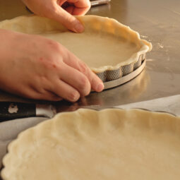 Ako pripraviť plech či formu, aby cesto nezostalo „uväznené“? Triky pre bezproblémové vyklopenie