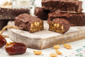 Datlové tyčinky s orechmi a čokoládou: dobrota, ktorá zasýti aj poteší
