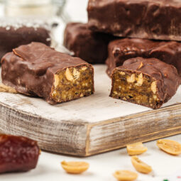 Datlové tyčinky s orechmi a čokoládou: dobrota, ktorá zasýti aj poteší