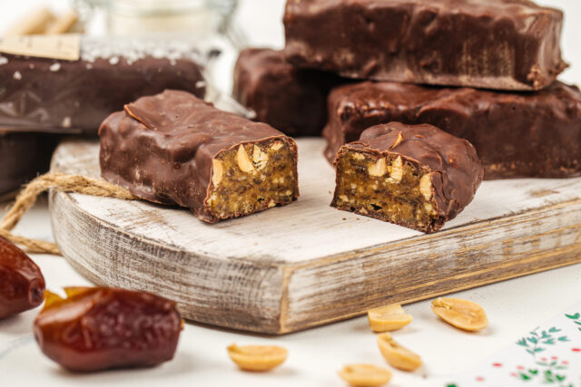 Datlové tyčinky s orechmi a čokoládou: dobrota, ktorá zasýti aj poteší