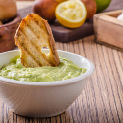 Svieži avokádový dip z kyslej smotany: Zdravá dobrota k jedlám každého druhu