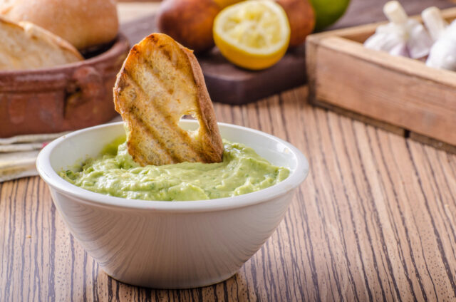 Svieži avokádový dip z kyslej smotany: Zdravá dobrota k jedlám každého druhu