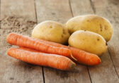 Uvarte zemiaky spolu s mrkvou a uvidíte, že ich chuť bude jemnejšia