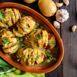 Zapečené zemiaky s chorizom a syrom