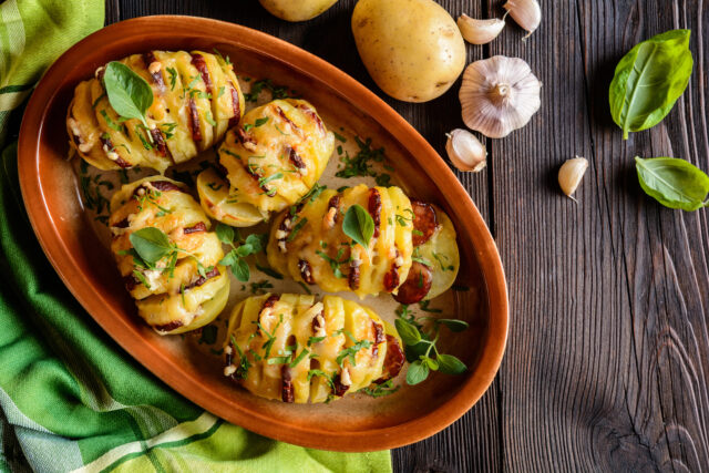 Zapečené zemiaky s chorizom a syrom