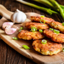 Karfiolové fašírky so salámou a jarnou cibuľkou