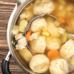 Mrkvové knedličky do polievky: jednoduché, chutné a zvládne ich každý. Skvele fungujú aj z inej zeleniny