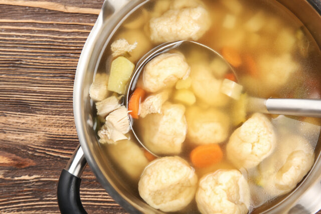 Mrkvové knedličky do polievky: jednoduché, chutné a zvládne ich každý. Skvele fungujú aj z inej zeleniny