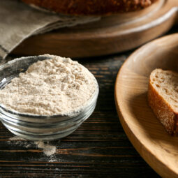 Celozrnná múka: čím sa líši od bielej a ako s ňou narábať v kuchyni