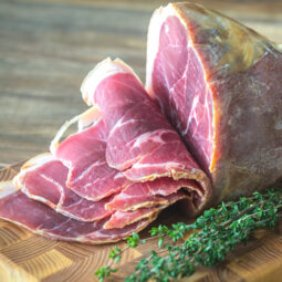 Ako pripraviť mäso na údenie: voňavá domáca klasika, ktorú si zamilujete