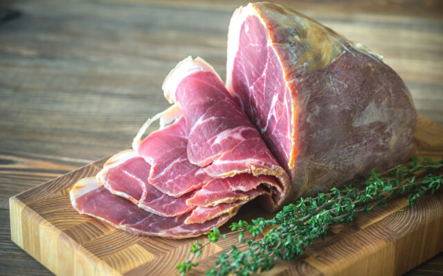 Ako pripraviť mäso na údenie: voňavá domáca klasika, ktorú si zamilujete