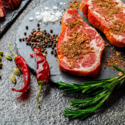 Ako dodať mäsu dokonalú chuť: sila soli, korenia a byliniek