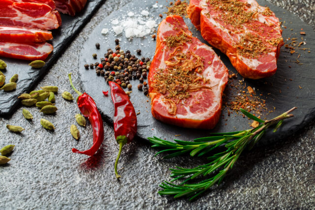 Ako dodať mäsu dokonalú chuť: sila soli, korenia a byliniek