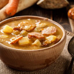 Domáca šošovicová polievka s klobásou a zemiakmi: jednoduchý recept na bohatú chuť a dokonalú konzistenciu