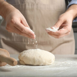 Prečo kuchári pridávajú do cesta štipku soli? Dôvod, ktorý väčšinu ľudí prekvapí