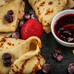 Palacinky s džemom a ovocím