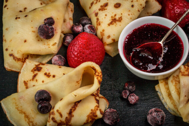 Palacinky s džemom a ovocím