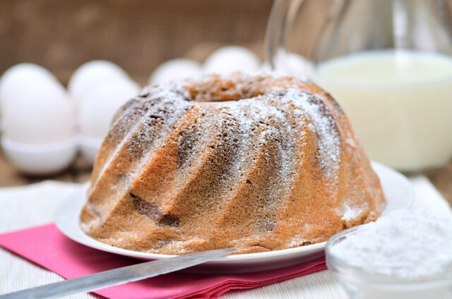 Najčastejšie chyby pri pečení bábovky: aby nebola ťažká, popraskaná ani dokaličená pri vyklápaní