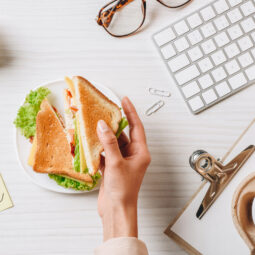 Desiata do práce, ktorá vás naozaj zasýti: Zabudnite na rýchle müsli tyčinky