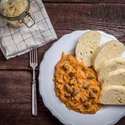 Segedínsky guláš patrí k jedlám, ktoré z kuchyne rozvoňajú celý dom a dokážu zjednotiť rodinu pri jednom stole