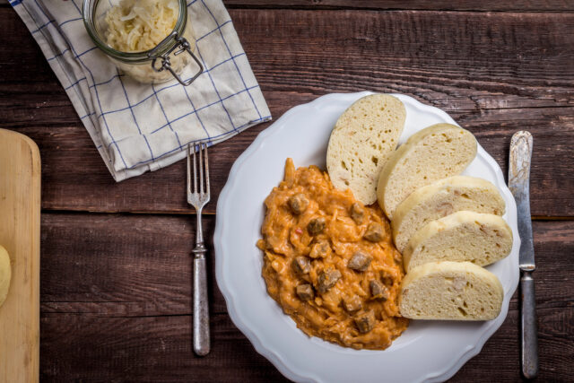 Segedínsky guláš patrí k jedlám, ktoré z kuchyne rozvoňajú celý dom a dokážu zjednotiť rodinu pri jednom stole