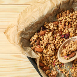 Rýchla granola z panvice: chrumkavé raňajky, ktoré zvládnete pripraviť za pár minút