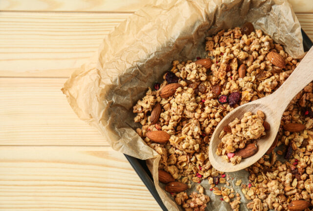 Rýchla granola z panvice: chrumkavé raňajky, ktoré zvládnete pripraviť za pár minút
