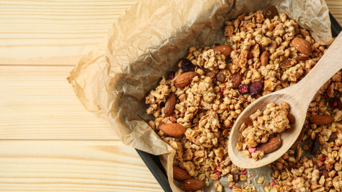 Rýchla granola z panvice: chrumkavé raňajky, ktoré zvládnete pripraviť za pár minút