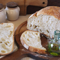 Ako dosiahnuť, aby chlieb žiaril? Možností je prekvapivo veľa – od obyčajnej vody až po med