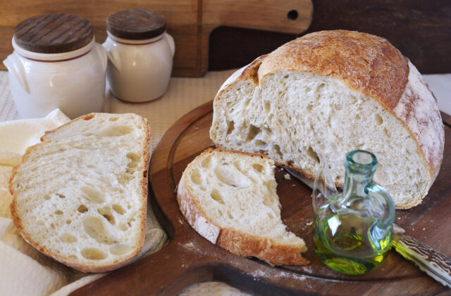 Ako dosiahnuť, aby chlieb žiaril? Možností je prekvapivo veľa – od obyčajnej vody až po med