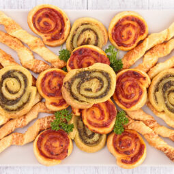 Rýchle pochúťky z lístkového cesta: Slimáky, špirály či slané rolády, ktoré zachránia každú návštevu