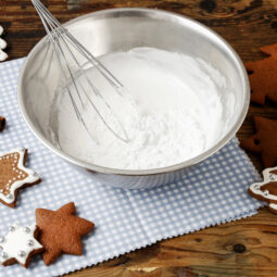 Ako pripraviť a používať bielkovú polevu na medovníky: triky, ktoré sa oplatí poznať