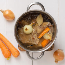 Lacný, jednoduchý a neuveriteľne účinný: Prečo by mal byť domáci vývar vaším každodenným spojencom (a ako pomáha aj pri chudnutí)