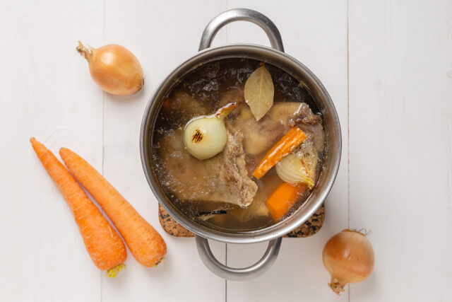 Lacný, jednoduchý a neuveriteľne účinný: Prečo by mal byť domáci vývar vaším každodenným spojencom (a ako pomáha aj pri chudnutí)