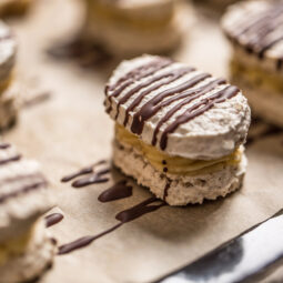 Kokosové laskonky: jednoduchý postup na krehké bielkové kúsky, ktoré zmiznú skôr, než vychladnú