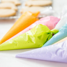 Ako dodať poleve farbu: tipy na zafarbenie cukrovej, bielkovej aj fondánovej polevy