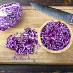 Ako si pripraviť červenú kapustu: jemná príloha aj svieži šalát