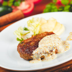 Bravčové kotlety v krémovej omáčke z nivy a cesnaku