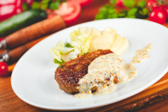 Bravčové kotlety v krémovej omáčke z nivy a cesnaku