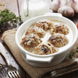 Švédske mäsové guľky so smotanovou omáčkou: jednoduché jedlo, ktoré si zamilujete