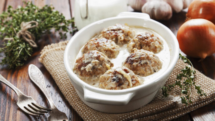 Švédske mäsové guľky so smotanovou omáčkou: jednoduché jedlo, ktoré si zamilujete