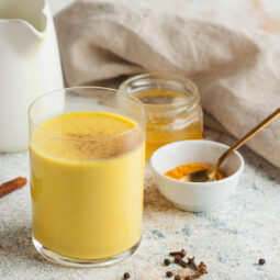 Kurkumové latté: Hrejivý zlatý nápoj pre chvíle pohody