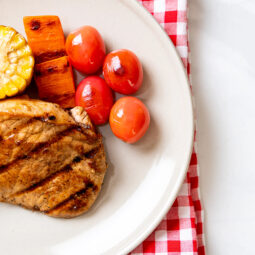 Grilované mäso so zeleninou