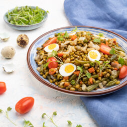 Šošovicový šalát s vajíčkom: chutná večera, ktorá zasýti a nezaťaží