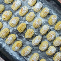 Jemné pečivo z treného cesta