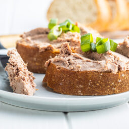 Nátierka zo salámy