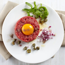Hovädzí tatarák: ako ho pripraviť tak, aby na stole žiaril