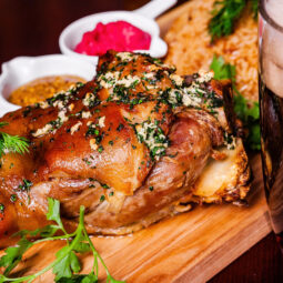 Pečené koleno na čiernom pive